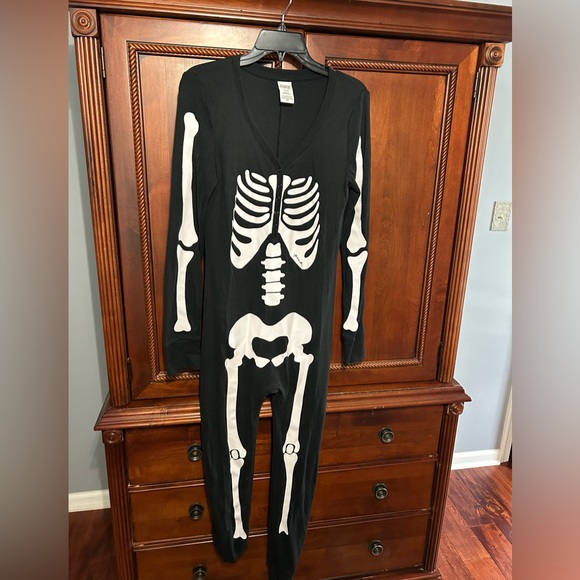 Pink skeleton one piece with snaps. Super cozy. Worn once. Size medium - Picture 2 of 6